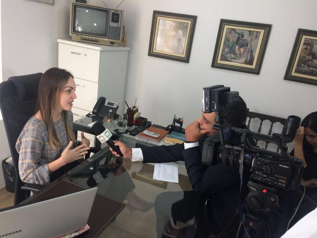 Bruna Marangoni em entrevista no escritório