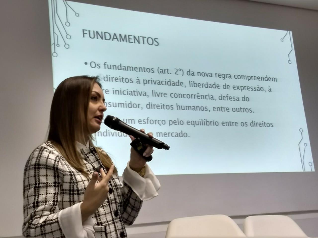 Bruna Marangoni em palestra sobre Direito Digital